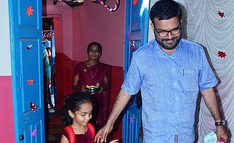 മക്കള് മലയാളം പഠിക്കട്ടെ; കുട്ടികളെ പൊതുവിദ്യാലയത്തില് ചേര്ത്ത് രാജേഷും ബല്റാമും