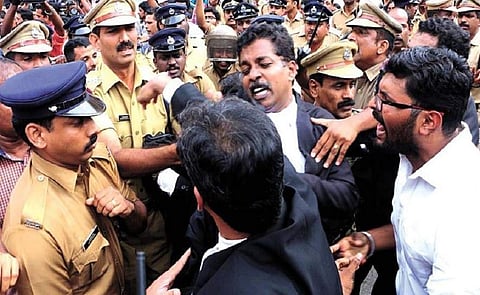 മാധ്യമ പ്രവര്ത്തകര്ക്കു വേണ്ടി ഹാജരായ അഭിഭാഷകരെ സസ്പെന്റ് ചെയ്ത് തിരുവനന്തപുരം ബാര് അസോസിയേഷന്