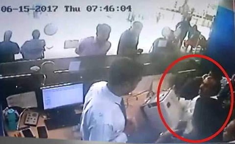 എയര്പോര്ട്ടില് ബഹളം വെച്ച എംപിക്ക് യാത്ര വിലക്കുമായി വിമാന കമ്പനികള്