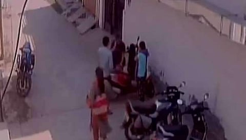 യുപിയില് പട്ടാപ്പകല് യുവതിക്ക് മര്ദനം; പ്രണയം നിരസിച്ചതിനാണെന്ന് സൂചന