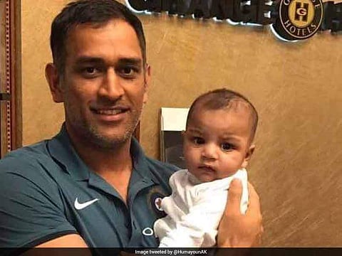 ഇന്ത്യ-പാക് ഫൈനല് ഇന്ന്; പാക് ക്യാപ്റ്റന്റെ മകനുമൊത്ത് ധോണി, സോഷ്യല് മീഡിയയില് വൈറലായി ചിത്രങ്ങള്
