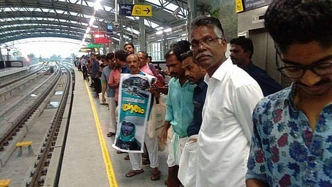 കൊച്ചി മെട്രോ സര്വ്വീസ് തുടങ്ങി; ആദ്യ യാത്രില് ആവേശത്തോടെ യാത്രക്കാര്