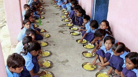 ആധാര് കാര്ഡ് ഇല്ലെങ്കില് ഉച്ചഭക്ഷണവുമില്ല; വിദ്യാര്ഥികളെ വലച്ച് യുപി സര്ക്കാര്