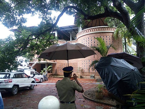 സിപിഐഎം കോഴിക്കോട് ജില്ലാ സെക്രട്ടറി പി.മോഹനന് നേരെ ബോംബാക്രമണം; കോഴിക്കോട് ഇന്ന് ഹര്ത്താല്