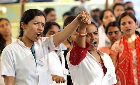 നഴ്സുമാരുടെ സമരത്തില് നിലപാട് കടുപ്പിച്ച് സര്ക്കാര്; വേതന വിഷയത്തില് ഇന്നുതന്നെ തീരുമാനമെടുക്കണമെന്ന് അന്ത്യശാസനം