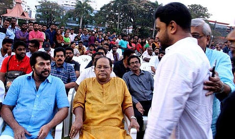 ഇതൊരു വീണ്ടുവിചാരത്തിന്റെ സമയമാണ്; നടീനടന്മാരെ ''താരങ്ങളാക്കുന്ന'' പ്രേക്ഷകര് മാറി ചിന്തിക്കേണ്ട സമയം