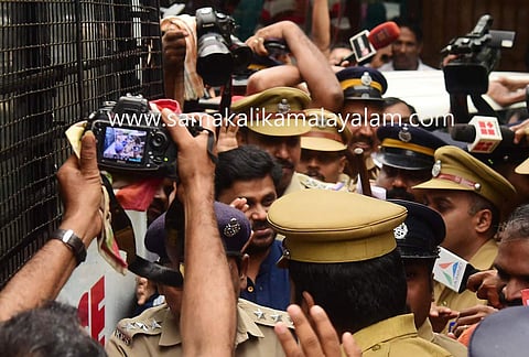 ദിലിപിനെ കൊച്ചിയിലെത്തിച്ചും തെളിവെടുപ്പ് നടത്തി; കൂക്കിവിളിച്ചും തെറിവിളിച്ചും ജനക്കൂട്ടം