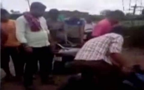 വീണ്ടും ഗോസംരക്ഷകരുടെ ആക്രമണം; നാഗ്പൂരില് ഇരുചക്ര വാഹനത്തില് സഞ്ചരിച്ചിരുന്നയാളെ വളഞ്ഞിട്ടു തല്ലിച്ചതച്ചു
