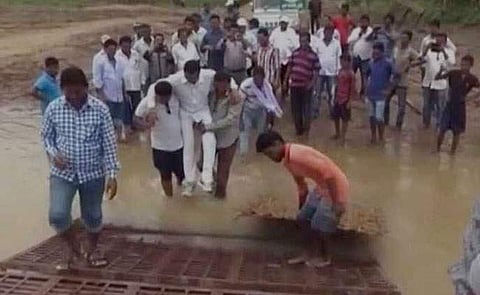 ഷൂവില് ചളി പറ്റാതിരിക്കാന് അണികളുടെ തോളില് കയറി എംഎല്എ