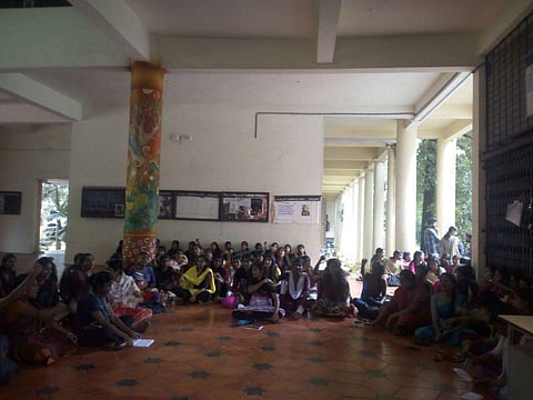 രാത്രിയിലെ ഹോസ്റ്റല് മാറ്റം ചോദ്യം ചെയ്ത വിദ്യാര്ത്ഥിനികളുടെ ദൃശ്യങ്ങള് പകര്ത്തി; ഹോസ്റ്റല് വാര്ഡനെതിരെ പരാതിയും പ്രതിഷേധവും