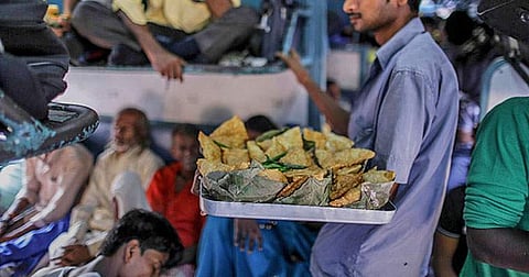 എലിയും പാറ്റയും നിറഞ്ഞിടത്ത് ഭക്ഷണം; ട്രെയിനില് ലഭിക്കുന്നത് ഭക്ഷ്യയോഗ്യമല്ലാത്ത ഭക്ഷണമെന്ന് സിഎജി റിപ്പോര്ട്ട്