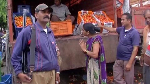 വില കുതിച്ചു; തക്കാളിക്ക് എകെ47 സുരക്ഷ ഒരുക്കി വ്യാപാരികള്