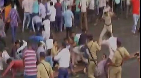 ജിഎസ്ടി പിന്വലിക്കണം; മോദിക്കെതിരെ പ്രതിഷേധവുമായി ഗുജറാത്തിലെ വസ്ത്രവ്യാപാരികള്, പ്രതിഷേധത്തിന് നേരെ ലാത്തിച്ചാര്ജ്