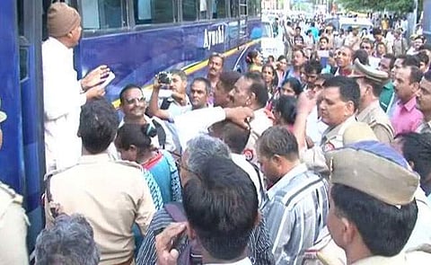 യോഗിക്ക് സമ്മാനമായി 125 കിലോയുടെ സോപ്പ്; യുപിയില് ദളിത് പ്രവര്ത്തകരെ അറസ്റ്റ് ചെയ്തു