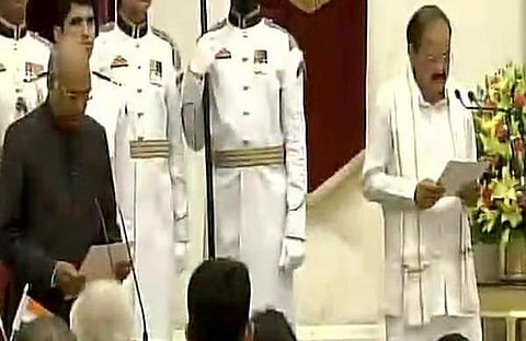 വെങ്കയ്യ നായിഡു ഉപരാഷ്ട്രപതിയായി സത്യപ്രതിജ്ഞ ചെയ്യുന്നു (ടെലിവിഷന് ചിത്രം)