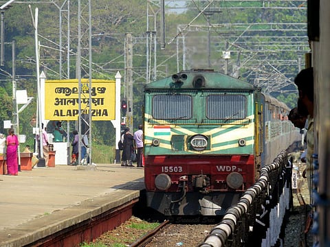 ആലപ്പുഴയില് ട്രെയിനിടിച്ച് മൂന്ന് പേര് മരിച്ചു; മരിച്ചത് വിവാഹത്തില് പങ്കെടുക്കാന് എത്തിയവര്