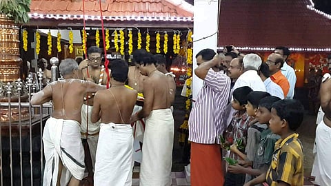 ബ്രാഹ്മണനല്ലാത്ത പൂജാരിയെ ശാന്തി കാര്യങ്ങളില് നിന്ന് പുറത്താക്കി; മനുഷ്യാവകാശ കമ്മീഷന് കേസെടുത്തു