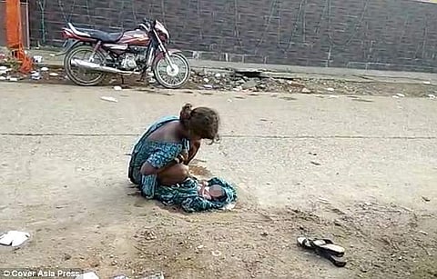ഇത് ഇന്ത്യയിലാണ്; ആശുപത്രി അധികൃതര് ചികിത്സ നിഷേധിച്ചപ്പോള് യുവതി നടുറോഡില് പ്രസവിച്ചു, വീഡിയോ
