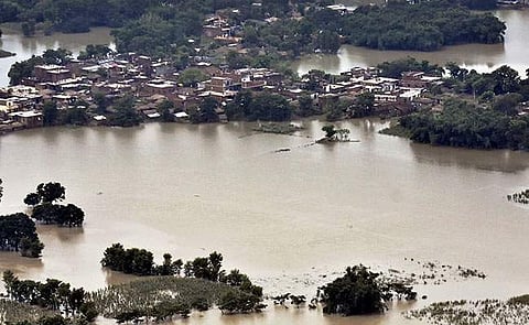 അയ്യായിരം മുതല് രണ്ട് ലക്ഷം വരെ; പ്രളയദുരിതാശ്വാസ നിധിയിലേക്ക് വണ്ടി ചെക്കുകളും
