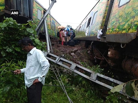 വീണ്ടും തീവണ്ടി അപകടം; തുരന്തോ എക്സ്പ്രസ് പാളം തെറ്റി; നിരവധിപേര്ക്ക് പരിക്ക്