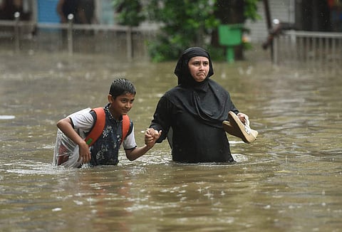 കനത്തെ മഴയെത്തുടര്ന്ന് മുംബൈ നഗരം വെള്ളത്തില് മുങ്ങിയപ്പോള്. ഫോട്ടോ/ പിടിഐ
