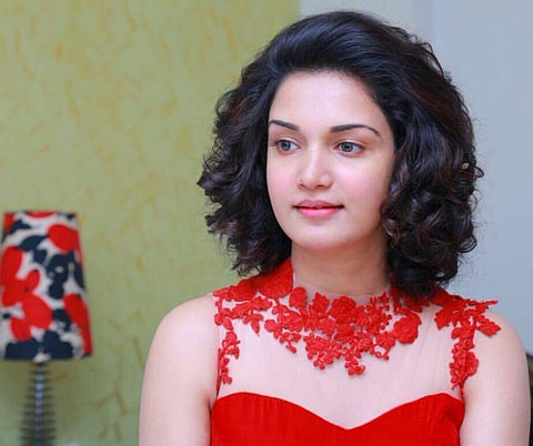 എന്നേയും കാണിക്കാമോ? ലൈവിനിടയില് ഹണി റോസിനോട് യാത്രക്കാരന്