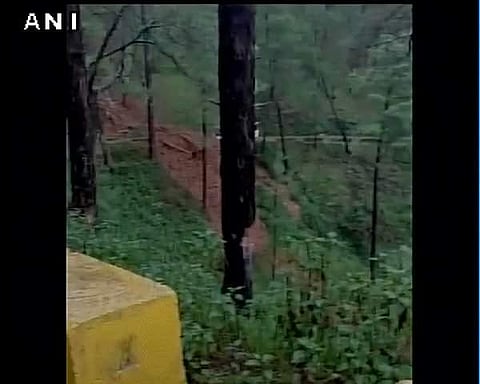 കനത്ത മഴയില് ബസ് ഒഴുകിപ്പോയി; യാത്രക്കാര് സുരക്ഷിതര്: വീഡിയോ