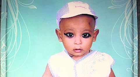 ഹെഡ്ഫോണ് വെച്ച് കാറോടിച്ച യുവതി രണ്ട് വയസുകാരന്റെമേല് കാര് കയറ്റി ഇറക്കി(വീഡിയോ)