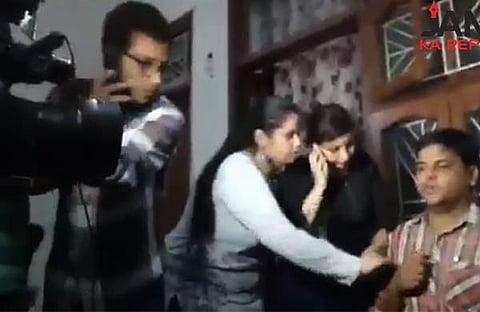 പിഴവുകളുടെ റിപബ്ലിക്; ഇങ്ങനെയാണോ അര്ണാബ് നിങ്ങള് മകന് നഷ്ടപ്പെട്ട അച്ഛനോട് പെരുമാറുന്നത്?