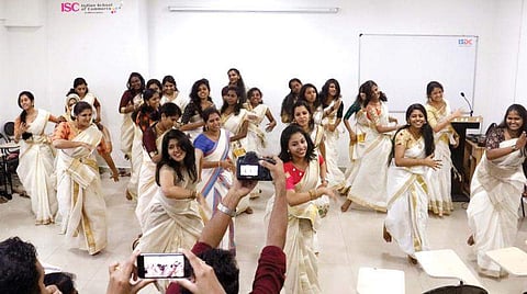 ജിമിക്കി കമ്മല് മര്ഡോക്കിന്റെ കൈകളിലേക്ക്; ഇനി ലോകം മുഴുവന് തരംഗമാക്കും
