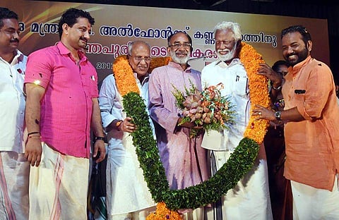യോഗ്യരാവര് നിരവധി; അല്ഫോന്സ് കണ്ണന്താനം മന്ത്രിയായിട്ട് കേരളത്തിന് എന്ത് നേട്ടം; എന്ഡിഎ ഘടകകക്ഷികളുടെ ചോദ്യത്തിന് മറുപടി ചിരിയിലൊതുക്കി കുമ്മനം