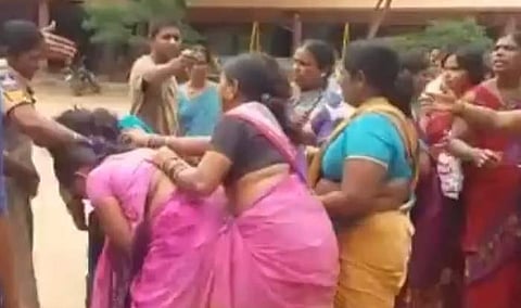 സാരി വാങ്ങാന് സ്ത്രീകള് തമ്മില് കൂട്ടത്തല്ല്; ജനപ്രീതി വര്ധിപ്പിക്കാന് സൗജന്യ സാരി വിതരണം ചെയ്ത തെലങ്കാന സര്ക്കാര് പൊല്ലാപ്പ് പിടിച്ചു
