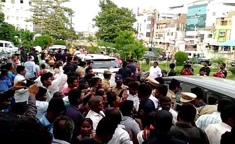 ദളിതര്ക്കുള്ള ഭൂമിക്ക് കൈക്കൂലി ആവശ്യപ്പെട്ടു; എംഎല്എ ഓഫീസില് വെച്ച് കര്ഷകര് തീ കൊളുത്തി