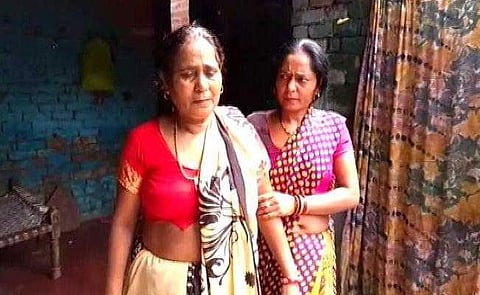 പശുക്കുട്ടി മരിച്ചതിന് ശിക്ഷ; ഒരാഴ്ച ഭിക്ഷ എടുത്ത് ഗംഗയില് മുങ്ങണമെന്ന് നാട്ടുകൂട്ടത്തിന്റെ ഉത്തരവ്