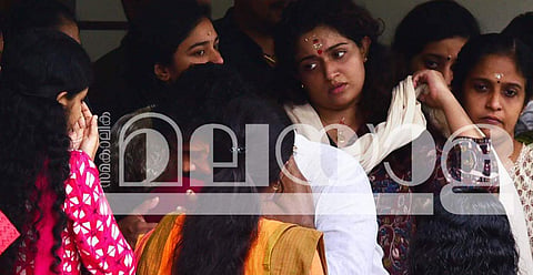 നടിയെ ആക്രമിച്ച കേസില് ജയിലില് കഴിയുന്ന നടന് ദിലീപ് കോടതിയുടെ പ്രത്യേക അനുമതി വാങ്ങി പിതാവിന്റെ ശ്രാദ്ധചടങ്ങില് പങ്കെടുക്കാന് ആലുവയിലെ വീട്ടില് എത്തിയപ്പോള്/ ചിത്രം ആല്ബിന് മാത്യു, എക്സ്പ്രസ