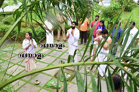 പിതാവിന്റെ ശ്രാദ്ധ ചടങ്ങില് ബലിയിടുന്ന ദിലീപ്. മകള് മീനാക്ഷി, അമ്മ, അനിയന് തുടങ്ങിയവര് സമീപം. ഫോട്ടോ-ആല്ബിന് മാത്യു-എക്സ്പ്രസ്.