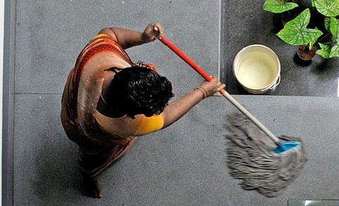 ജോലി കിട്ടാന് ബ്രാഹ്മണ സ്ത്രീയെന്ന് പറഞ്ഞ വീട്ടുജോലിക്കാരിക്ക് വിഎച്ച്പിയുടെ പിന്തുണ