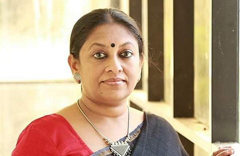ബിന്ദു അമ്മിണി മുളകുപൊടി ഏറ്റുവാങ്ങിയത് നവകേരളത്തിനു വേണ്ടി, സ്ത്രീവിരുദ്ധതയിൽ പാർട്ടികൾക്കിടയിൽ ഒരു ഭിന്നതയുമില്ലെന്ന് കെ ആര് മീര