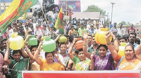 കര്ണാടകയില് കര്ഷക ബന്ദ്; നാട്ടിലേക്ക് വരാനാകാതെ മലയാളികള്