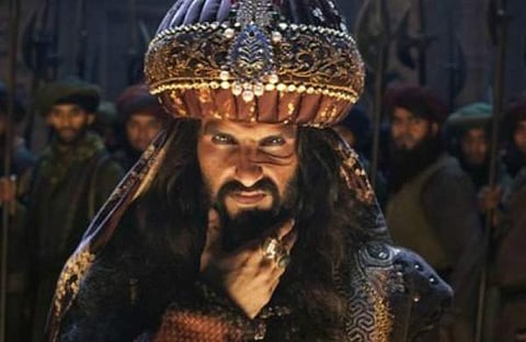 പത്മാവത് മുസ്ലീം മതവികാരത്തെ വ്രണപ്പെടുത്തുന്നു; മലേഷ്യന് സെന്സര് ബോര്ഡിന്റെ വിലക്ക്