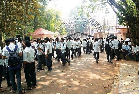 വിദ്യാര്ഥികള് നടത്തിയ പ്രതിഷേധം