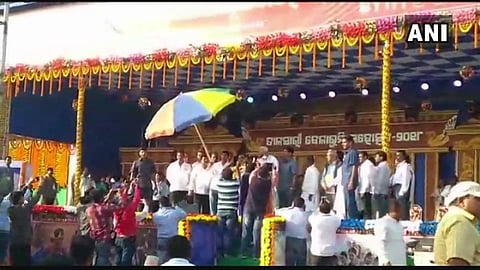 ഒഡിഷ മുഖ്യമന്ത്രിയ്ക്ക് നേരെ ചീമുട്ടയേറ്; ക്യാച്ചെടുത്ത് സുരക്ഷാ ഉദ്യോഗസ്ഥന്