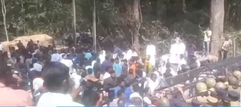 ബോണക്കാട് കുരിശുമല യാത്ര പൊലീസ് തടഞ്ഞു; വിശ്വാസികള്ക്ക് നേരെ ലാത്തിച്ചാര്ജ്, സ്ഥലത്ത് സംഘര്ഷം