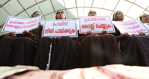 തിരുവസ്ത്രമണിഞ്ഞവര് തെരുവിലിറങ്ങുമ്പോള്