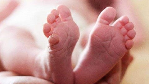 11 കുഞ്ഞുങ്ങളുടെ മൃതദേഹങ്ങള് പെട്ടികളിലാക്കിയ നിലയില് കെട്ടിടത്തിന്റെ മുകളില്; പുറംലോകം അറിഞ്ഞത് അജ്ഞാത സന്ദേശത്തിലൂടെ