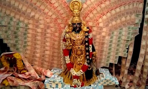 വിഗ്രഹം അണിയിച്ചൊരുക്കാന് നാലരക്കോടിയുടെ സ്വര്ണ്ണം, ക്ഷേത്രം അലങ്കരിക്കാന് രണ്ടരക്കോടിയുടെ നോട്ടുകളും: ഇതെല്ലാം വഴിപാടായി കിട്ടിയത്