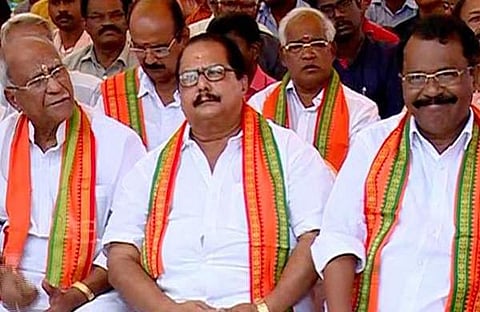 സമരം സംഘടിപ്പിച്ചത് ബിജെപി, ഉദ്ഘാടനം ചെയ്യാന് എത്തിയത് കോണ്ഗ്രസ് എക്സിക്യുട്ടിവ് അംഗം