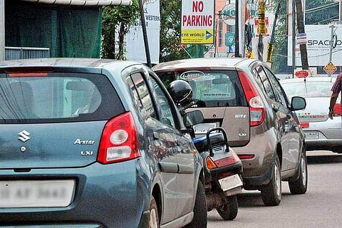 അനധികൃതമായി പാര്ക്ക് ചെയ്യുന്നവര് ഇനി നാണം കെടും, പുതിയ വഴി കണ്ടെത്തി ട്രാഫിക് പൊലീസ്