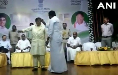 എംഎല്എയുടെ പ്രസംഗം നീണ്ടു ; കലി പൂണ്ട് ഗവര്ണര്, വേദിയില് വാക് പോര് ( വീഡിയോ )