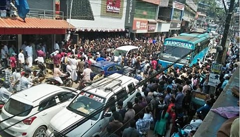 ജ്വല്ലറി ഉദ്ഘാടനത്തിനായി നടിമാര് എത്തി; മണിക്കൂറുകള് ഗതാഗതം നിലച്ചു; ഉടമക്കെതിരെ കേസ്